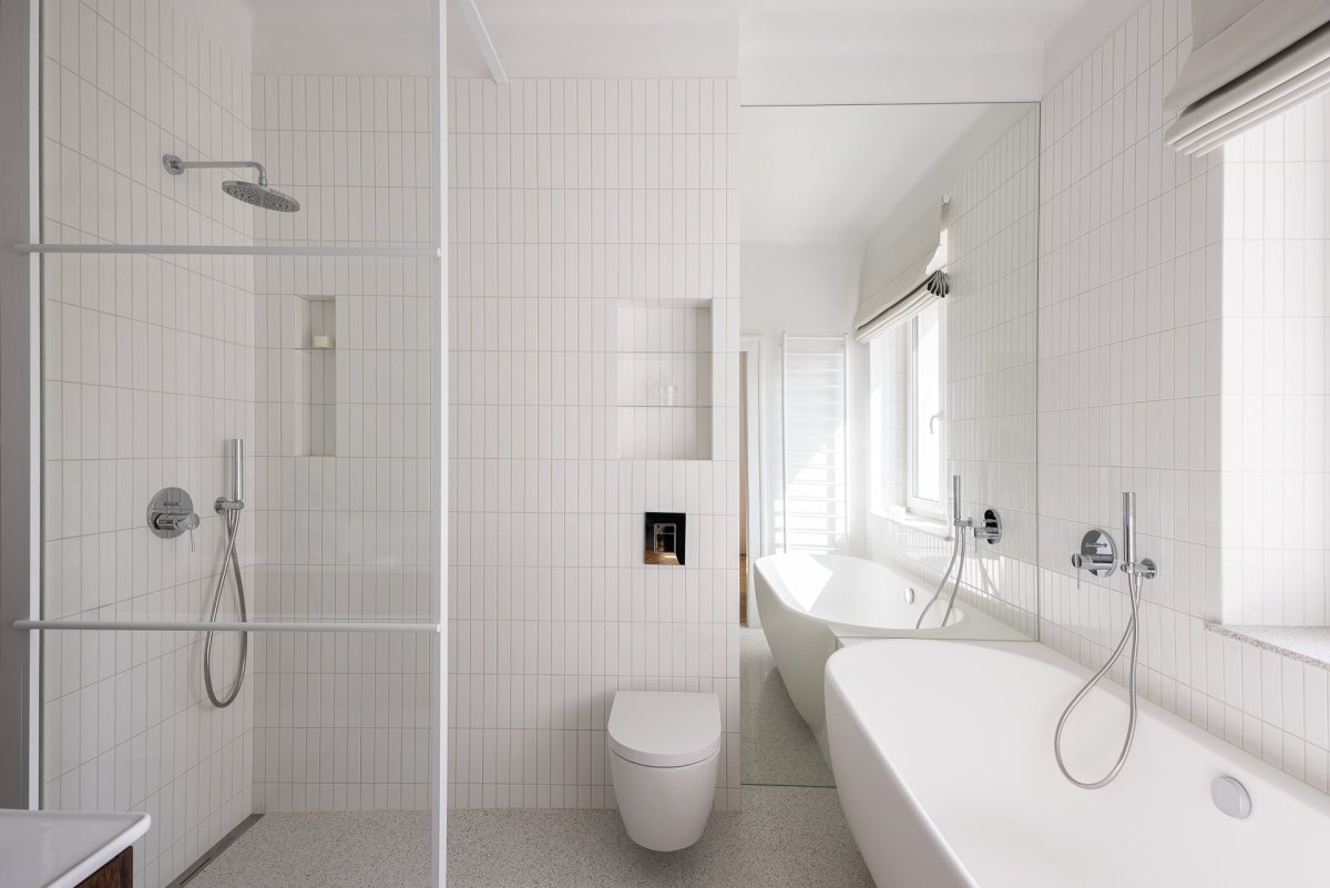 Koupelna se inspiruje modernistickou estetikou třicátých let. (Byt Mariánska v Bratislavě, NOIZ architekti)