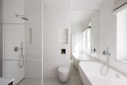 Koupelna se inspiruje modernistickou estetikou třicátých let. (Byt Mariánska v Bratislavě, NOIZ architekti)