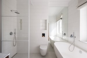 Koupelna se inspiruje modernistickou estetikou třicátých let. (Byt Mariánska v Bratislavě, NOIZ architekti)