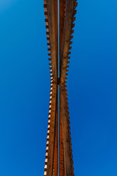 Nově vznikla i dřevěná vstupní brána. (Příšovická náves, atakarchitekti)