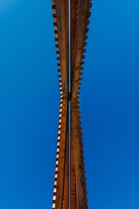 Nově vznikla i dřevěná vstupní brána. (Příšovická náves, atakarchitekti)