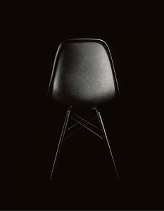 Židle Eames fiberglass, šedá sloní kůže.