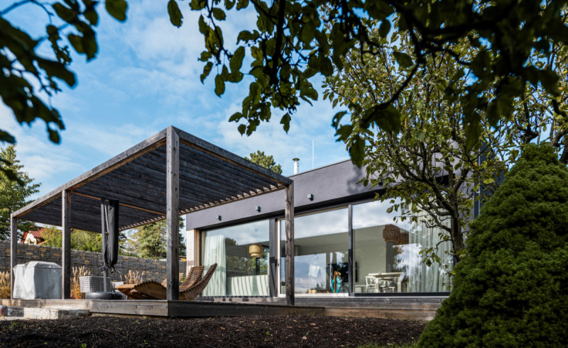 Rodinný dům od ateliéru Kunc Architects realizovaný firmou Vesper Homes dokazuje, že i náročný terén může být příležitostí.