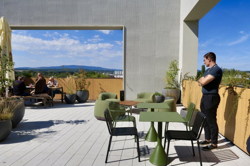 Terasa na střeše, kde si zaměstnanci dávají oběd. V popředí architekt Branislav Kožej, jeden z autorů projektu. (Kanceláře postavené z CLT panelů; Studio Perspektiv)
