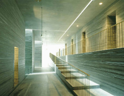 Světovým architektem s obrovským talentem a stejně velkou pokorou je například Peter Zumthor. Umí být expresivní a přesto velmi střídmý, přesně podle toho, jak si to situace a okolnosti žádají. A jak si to žádá stavba a její uživatelé.  / Peter Zumthor, Lázně Vals – foto