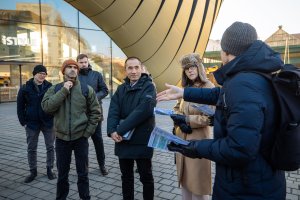 Juliao Pinto Leite, DaeWha Kang a Maria Alessandra Segantini při prohlídce řešeného území 20. února 2025