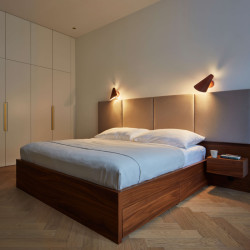 Propojujícími prvky jsou rovněž i solitérní nábytky na míru z ořechového dřeva jako gramofonový stolek, botník, postel nebo na míru řešené umyvadlo v koupelně.