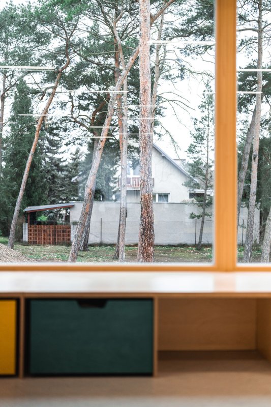 Uvnitř je důležité velké okno. (Mateřská škola ve Vědomicích, Architip)