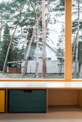 Uvnitř je důležité velké okno. (Mateřská škola ve Vědomicích, Architip)