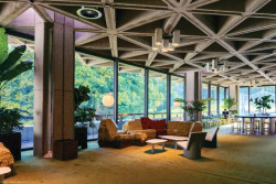 Původní skla měla kvůli zlaté barvě nízkou světelnou prostupnost, u těch současných už to nehrozí.