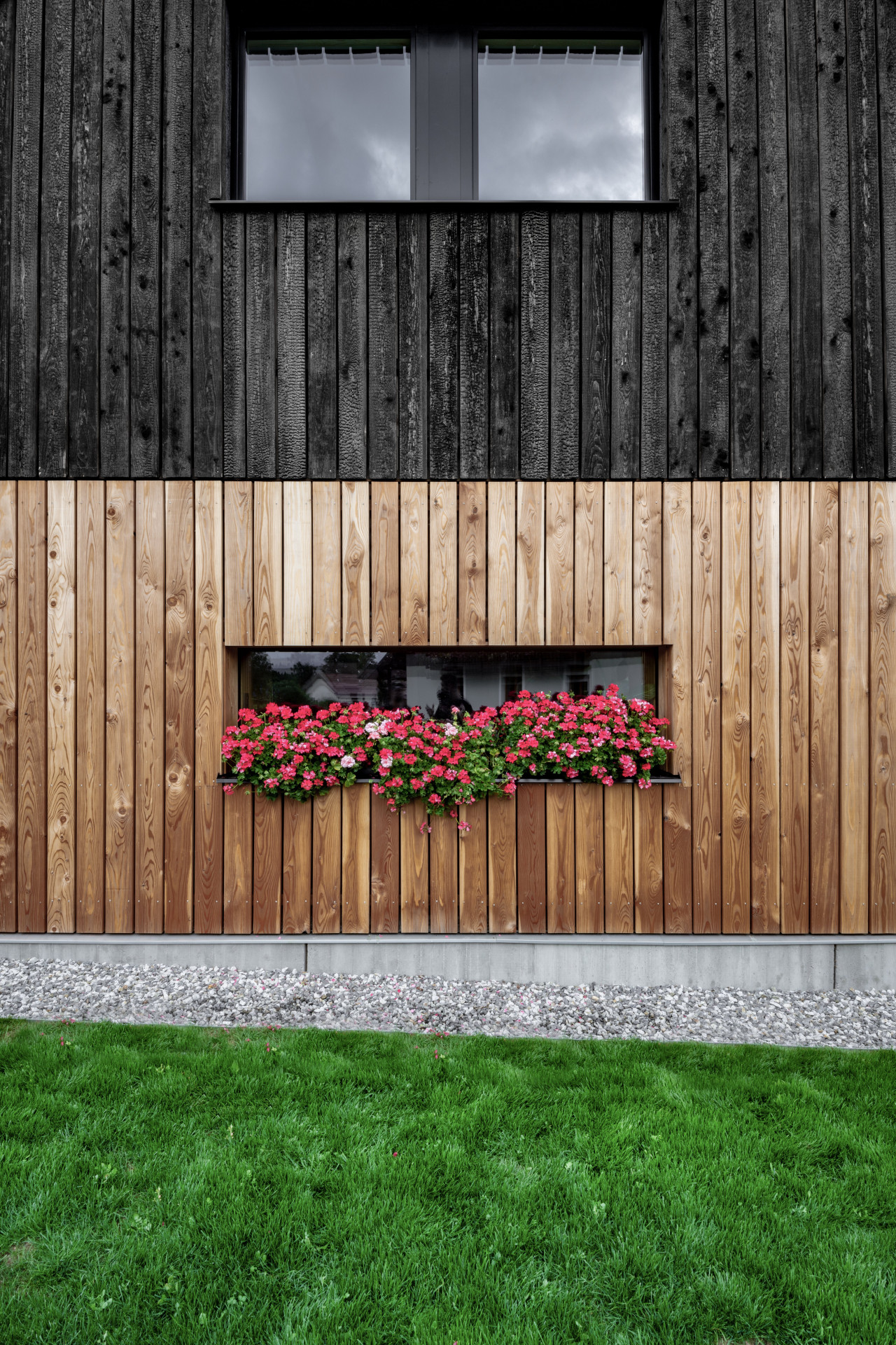 Harazim Karel Architektura - RD Borová Lada: Opalovaná prkna vytvářejí s modřínem bez povrchové úpravy zajímavý kontrast