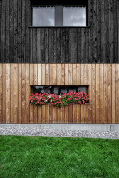 Harazim Karel Architektura - RD Borová Lada: Opalovaná prkna vytvářejí s modřínem bez povrchové úpravy zajímavý kontrast