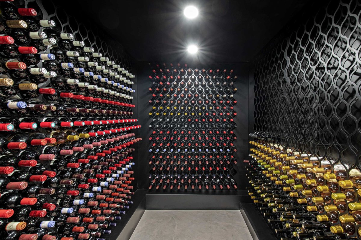Interiér vinárny WineList od studia Collarch