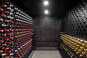 Interiér vinárny WineList od studia Collarch