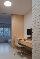 Prostor zbyl také na pracovní kout. ("Open space" byt v Hodoníně od Atel!er)
