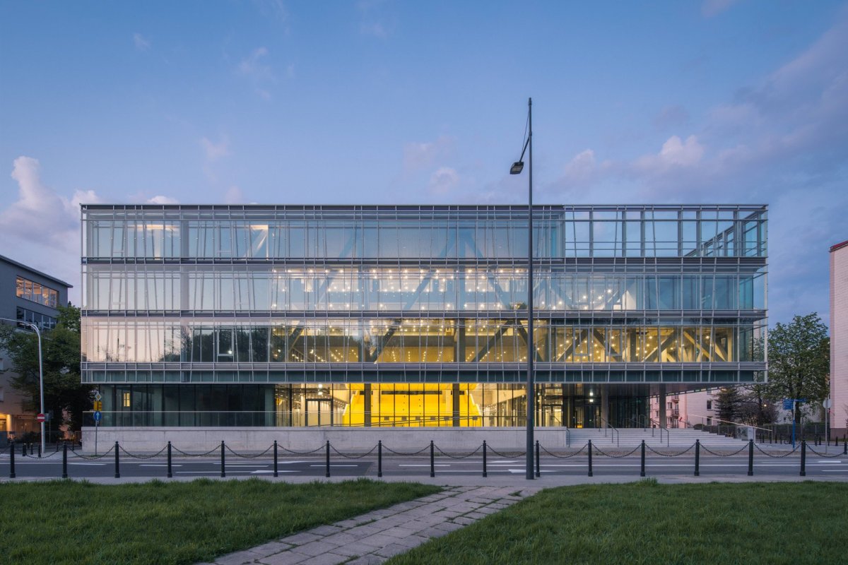 Architektonické studio Kuryłowicz & Associates realizovali ve Varšavě novou budovu Fakulty aplikované lingvistiky a moderních jazyků Varšavské univerzity