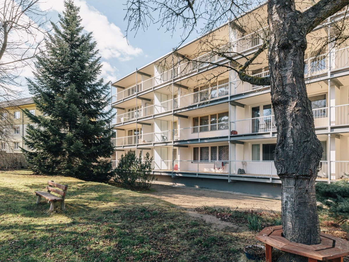 Panelový dům v Praze-Hostivaři rozšířili architekti o nové a větší lodžie. re:architekti studio, realizace 2021