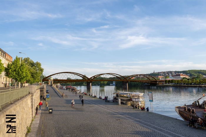 Nový železniční most bude mít bronzovou barvu a po stranách lávky pro pěší a cyklisty.
