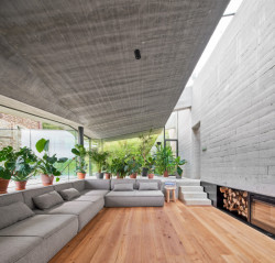 Rekonstrukce venkovského objektu doplněná betonovou přístavbou, Jordi Hidalgo Tané