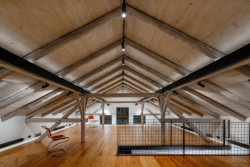 Dílna se při rekonstrukci kompletně odstrojila až na nosné konstrukce, nově se řešily hliněné podlahy, vytápění, systém chytré domácnosti a celková energetická úspornost objektu. (Konverze Pípalova malířství v Humpolci; MA Studio)