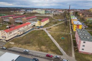 Nadace Proměny Karla Komárka vyhlašuje výzvu k obnově parku před Základní školou U Červených domků v Hodoníně
