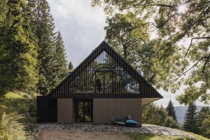 Chalupa ve Strážném reinterpretujе archetyp krkonošské architektury. (Chalupa ve stráni; Mimosa Architekti)