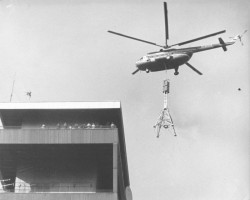 Dobové fotografie Ústřední telekomunikační budovy v Praze na Žižkově.