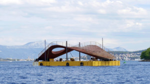 Lávka v Trogiru získala cenu EDGE Awards 2026 pro nejlepší projekt ve veřejném prostoru, cenu NCE International Bridge Project of the Year 2025, uznání Chorvatské komory architektů a dostala se také do užšího výběru cen ArchDaily Building of the Year Awards 2026. (Lávka přes řeku v Trogiru je inspirována lodí; Prostorne Taktike)