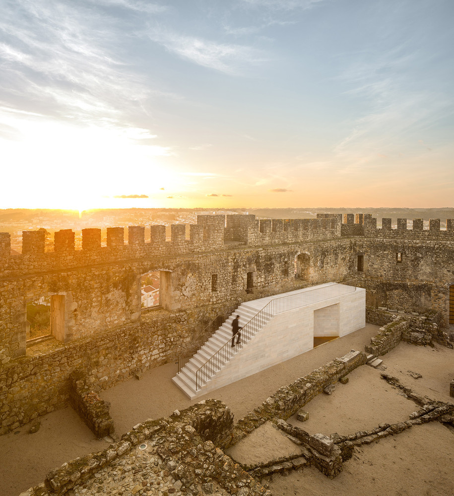 Hrad Pombal, Comoco architects, Portugalsko, 2014 © Fernando Guerra | FG+SG
