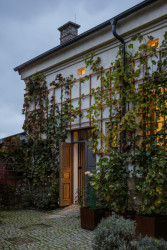 Původní tkalcovský dům z konce devatenáctého století s navazující dílnou, který patří rodině architekta Dana Merty už více než sto let. (Konverze Pípalova malířství v Humpolci; MA Studio)