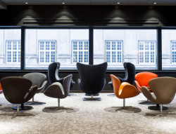 Společenský prostor hotelu s křesly Arne Jacobsena.