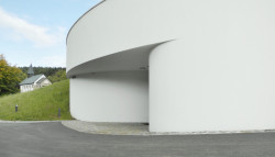 Za novým návštěvnickým centrem osady Ploština stojí studio Art Consultancy.