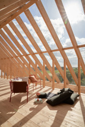 Víkendový dům "Das Glashaus" v Německu, Sigurd Larsen: Druhé podlaží domu nabízí odpočinek přímo pod dřevěným krovem. Skrze celoprosklenou západní část střechy lze vyhlížet okolní pole a lesy.