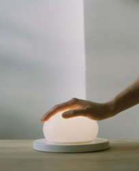 Novinky z milánského veletrhu osvětlení Euroluce v portfoliu společnosti Light Works, stolní lampy z kolekce Bolita od Marset.