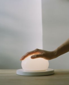 Novinky z milánského veletrhu osvětlení Euroluce v portfoliu společnosti Light Works, stolní lampy z kolekce Bolita od Marset.