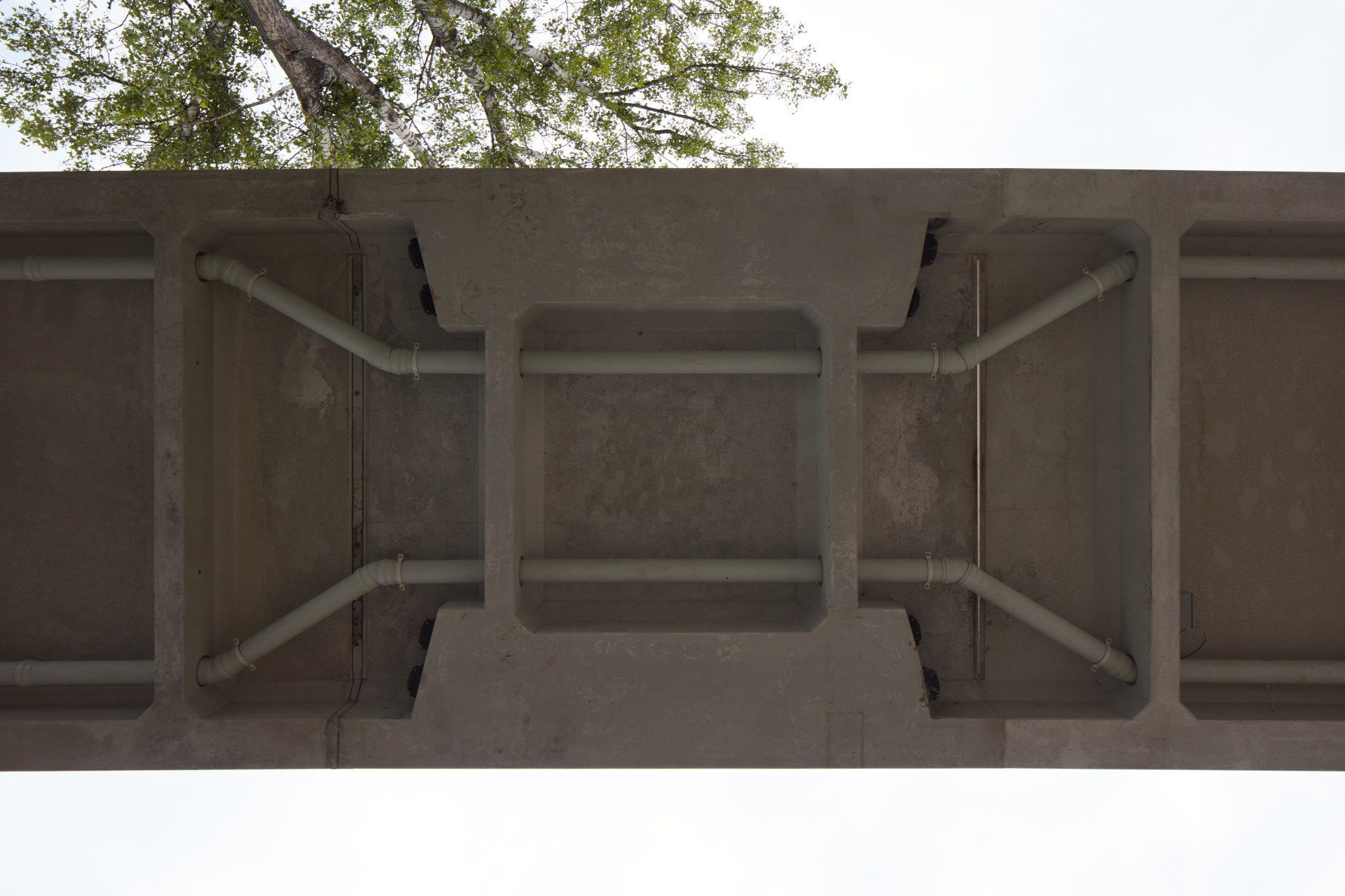 Unikátní druh ultravysokopevnostního betonu odolá vodě i tlaku, říká architekt Petr Tej. Celá konstrukce je díky tomuto materiálu  osekána na dřeň tak, aby byla výsledná podoba a silueta lávky co nejsubtilnější a tedy co nejméně narušovala panorama města.