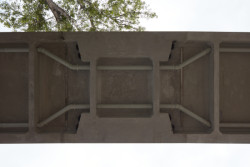 Unikátní druh ultravysokopevnostního betonu odolá vodě i tlaku, říká architekt Petr Tej. Celá konstrukce je díky tomuto materiálu  osekána na dřeň tak, aby byla výsledná podoba a silueta lávky co nejsubtilnější a tedy co nejméně narušovala panorama města.