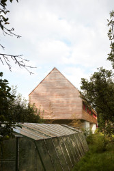 Dům stojí v zahradě nedaleko řeky Berounky. (Rodinný dům v Řevnicích, 0,5 studio)