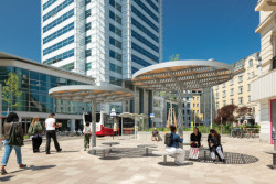 Zelený bulvár Praterstraße zakončený na náměstí Nestroyplatz