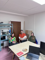 TAKTIKY - zleva: Eliška Málková, Matěj Čunát, Marie Štefanová. Společně je pojí zájem o územní plánovaní, kultivaci veřejných prostor, férových a zdravých pracovních podmínek, inkluzivitu prostředí, udržitelnost a v neposlední řadě dlouholeté kamarádství.