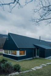 Chata v Jizerských horách, Markéta Cajthamlová, Architektonická projekční kancelář: Tmavé barvy na vnější obálce stavby rozbíjejí bílé okenní rámy