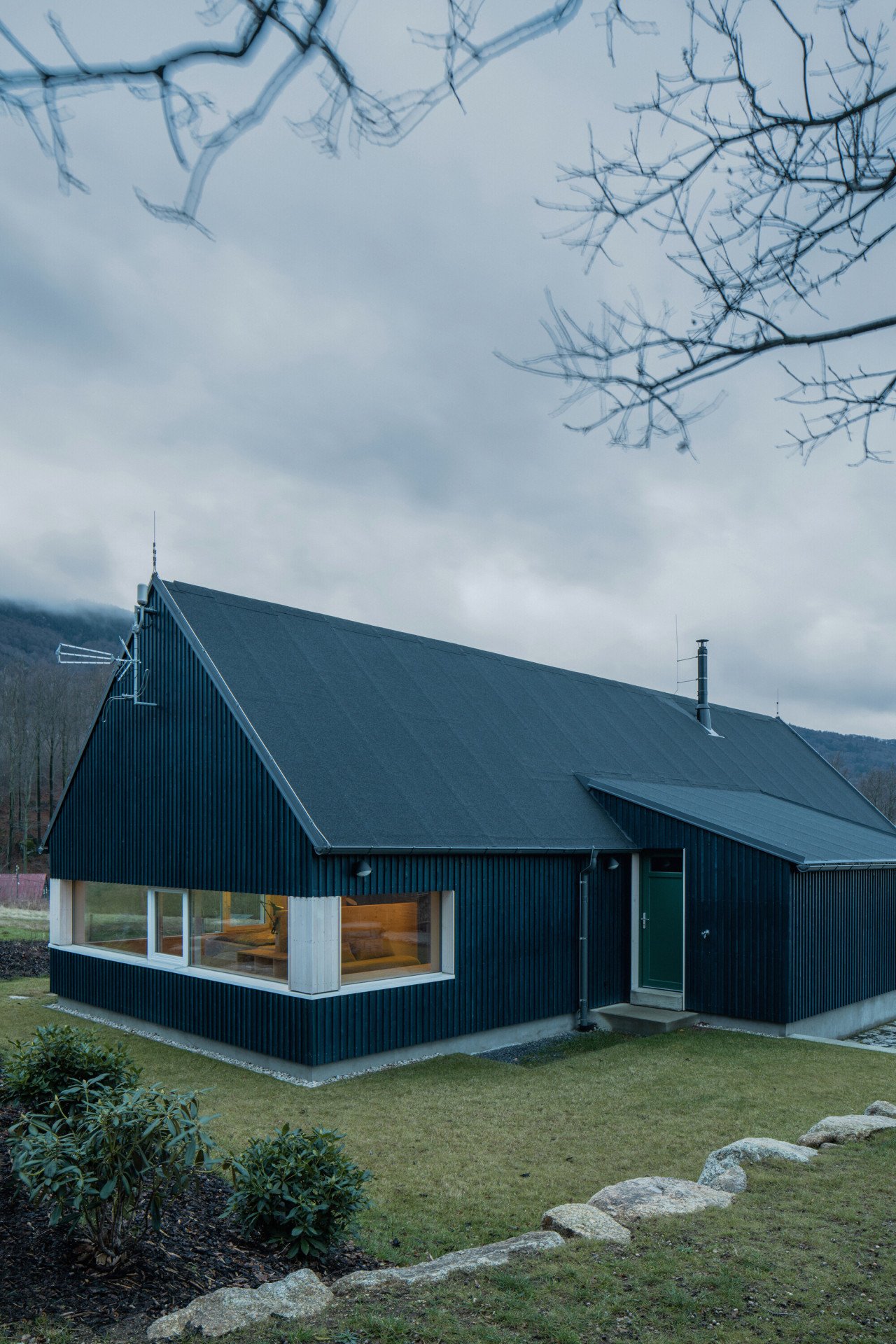 Chata v Jizerských horách, Markéta Cajthamlová, Architektonická projekční kancelář: Tmavé barvy na vnější obálce stavby rozbíjejí bílé okenní rámy