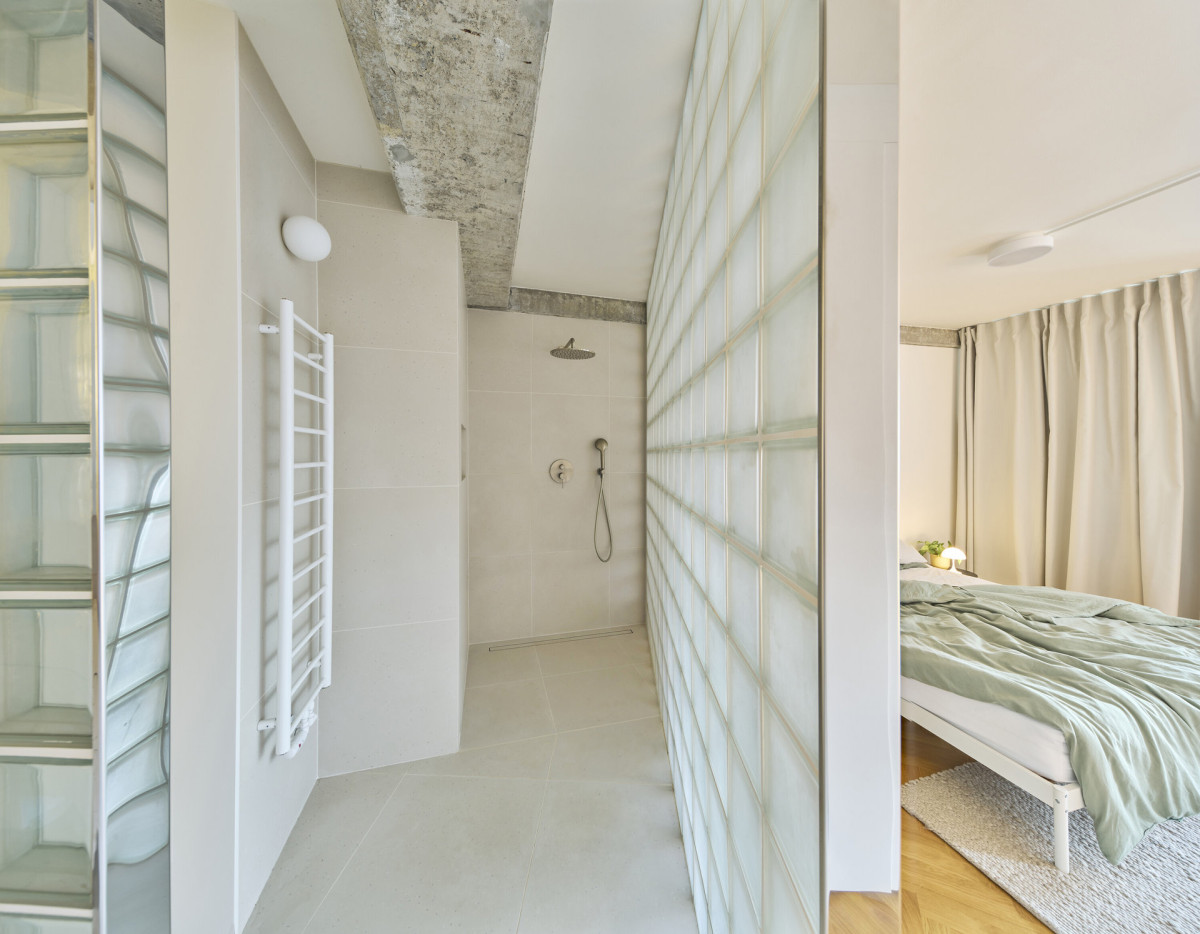 Koupelna a ložnice oddělené luxferami (Byt bez příček; RDTH architekti)