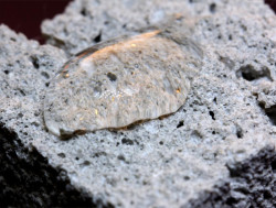 Extrémně voděodolná suchá omítková směs IZONIL od RBL Trade vytváří po aplikaci vodonepropustnou vrstvu, ale zároveň zůstává paropropustná.