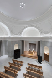 Rekonstrukce navozuje klidné prostředí. (Rekonstrukce obřadní síně na Olšanských hřibitovech; Ateliér Schwestern)