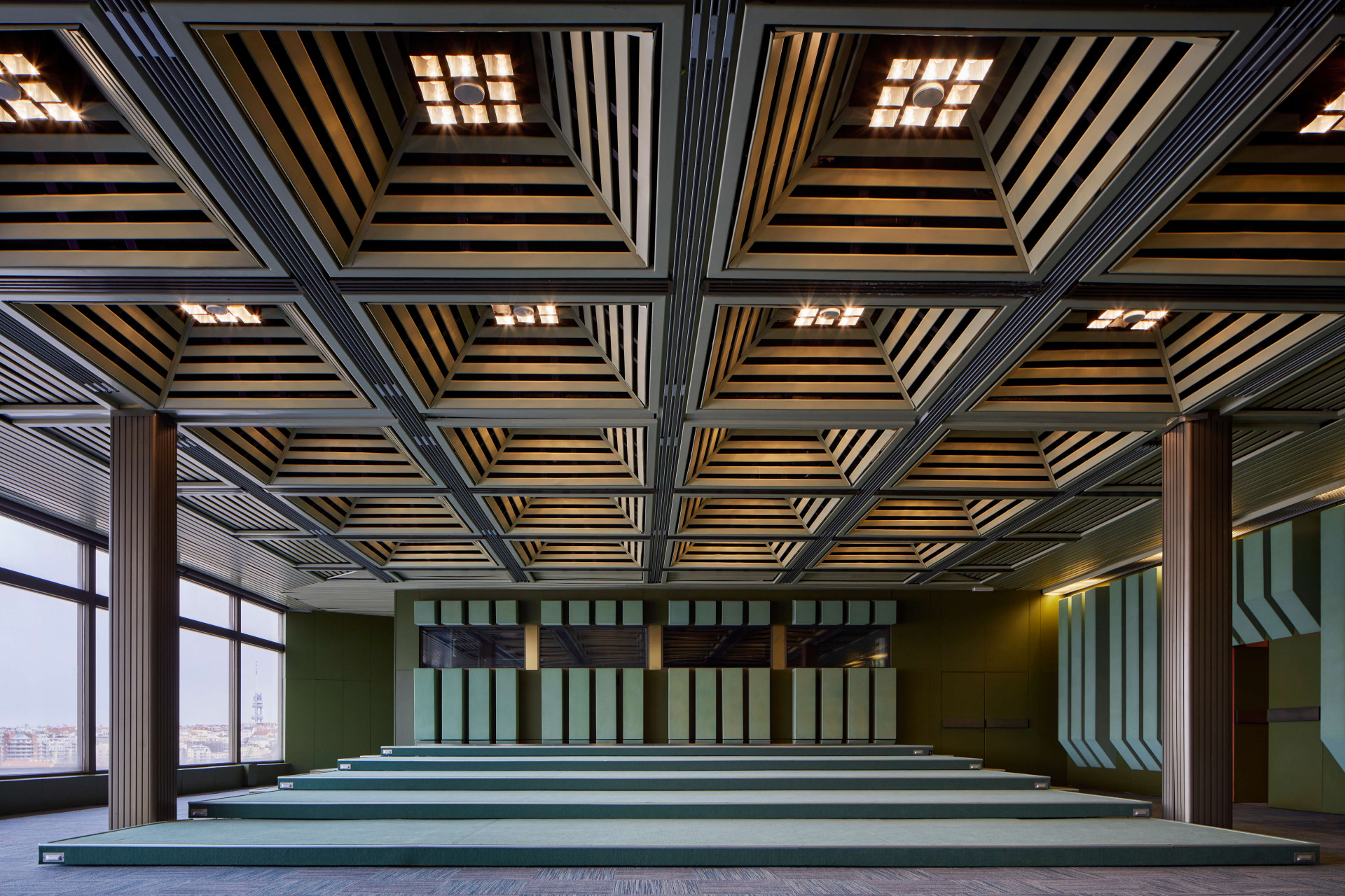 Svým designem zaujme také méně známý Komorní sál s panoramatickými výhledy na Prahu díky prosklené stěně. Díky svým povrchům získal přezdívku "plyšák".