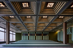 Svým designem zaujme také méně známý Komorní sál s panoramatickými výhledy na Prahu díky prosklené stěně. Díky svým povrchům získal přezdívku "plyšák".