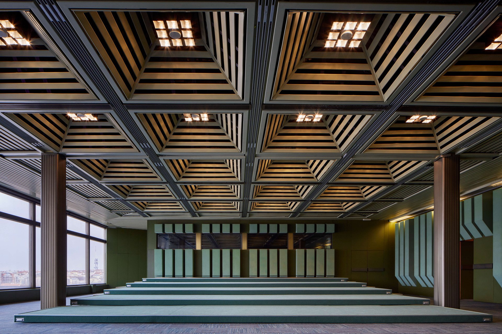 Svým designem zaujme také méně známý Komorní sál s panoramatickými výhledy na Prahu díky prosklené stěně. Díky svým povrchům získal přezdívku "plyšák".