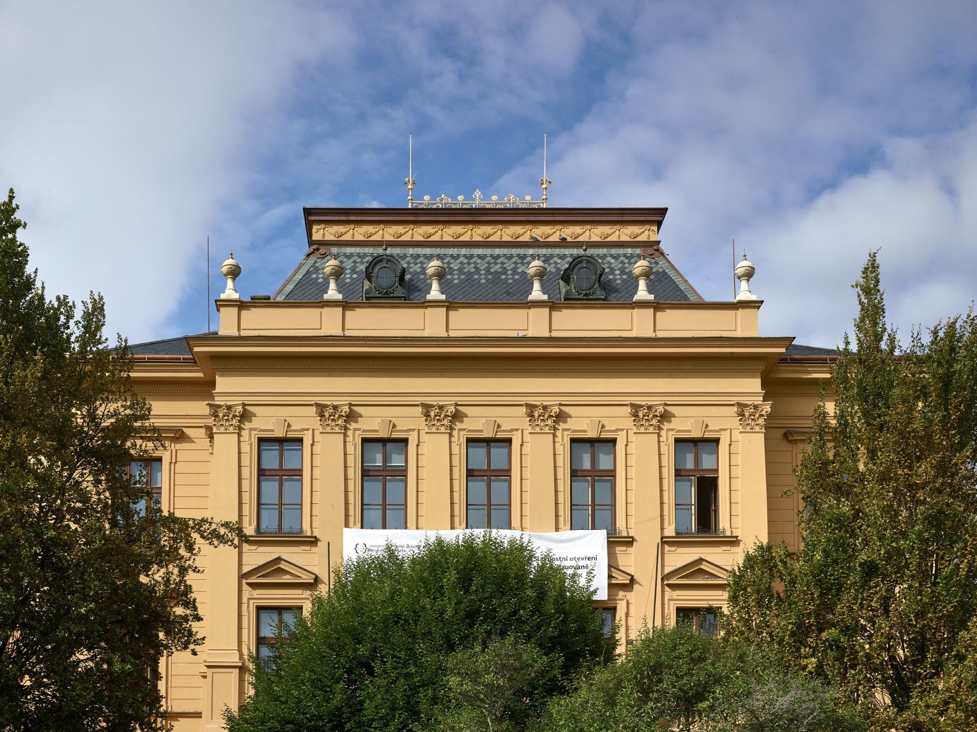 Budova Filozofické fakulty Univerzity Hradce Králové má v architektonicko-urbanistickém kontextu města výraznou pozici.