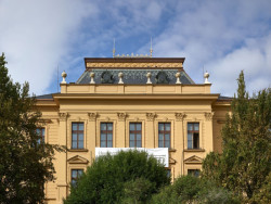 Budova Filozofické fakulty Univerzity Hradce Králové má v architektonicko-urbanistickém kontextu města výraznou pozici.